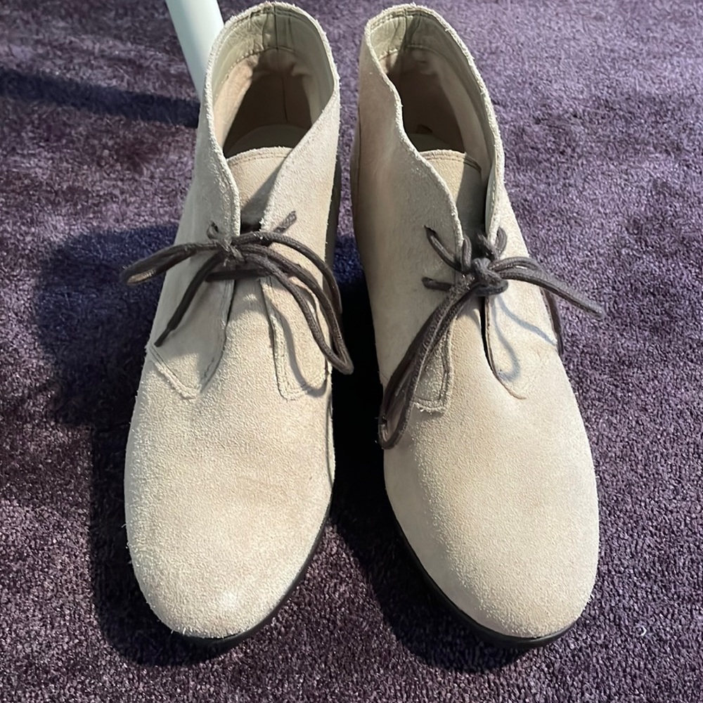 Womens Crocs brand beige wedge shooties size 8.5